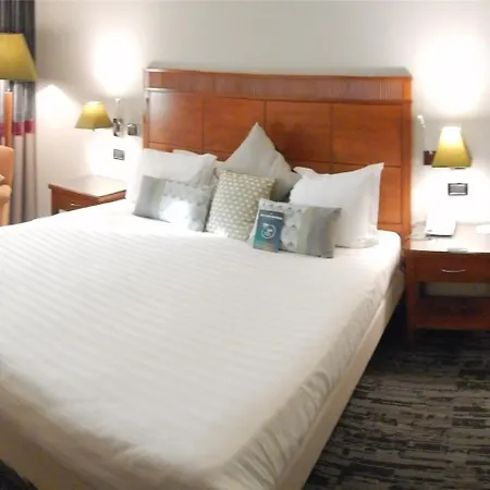 Mercure Leonardo Da Vinci Rome Airport فندق فيوميتشينو